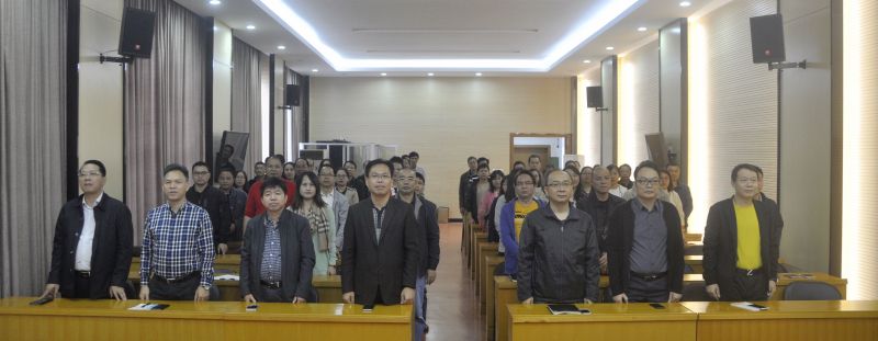 001在威武雄壯的國歌聲中，全體黨員職工起立致敬.jpg